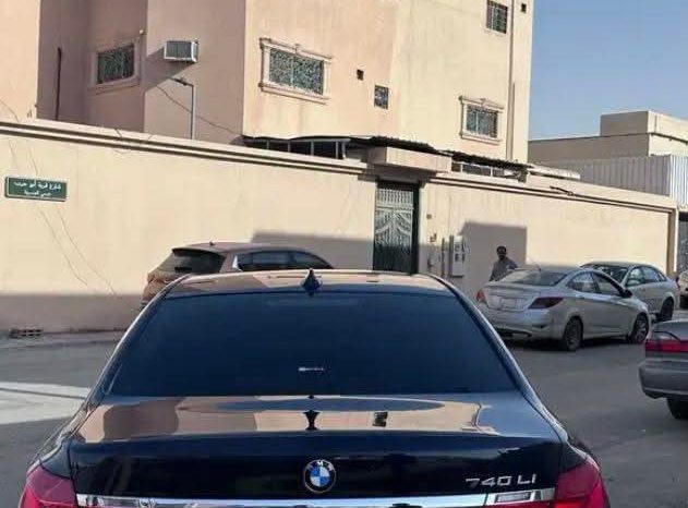 
								bmw 740Li موديل 2011 المكان الرياض full									