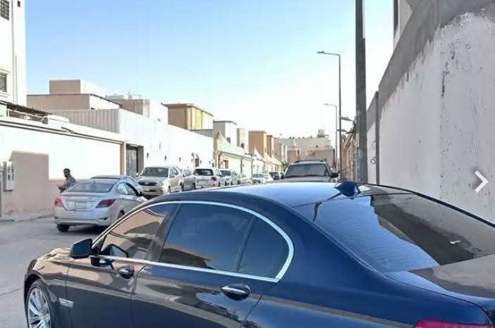
								bmw 740Li موديل 2011 المكان الرياض full									