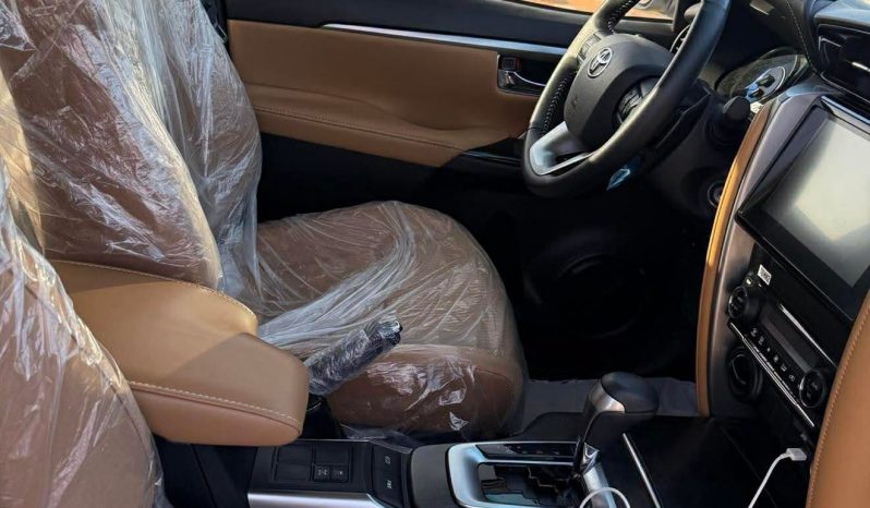 
								Toyota Fortuner VX1 2024 full									